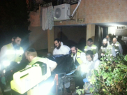 صور لتخليص جثة مسن (80 عاماً) من داخل الشقة المحترقة في مدينة يافا ليلة أمس 